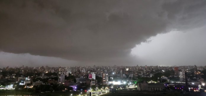 Alertas por tormentas y máximas de 34°C: así estará el tiempo hasta el domingo