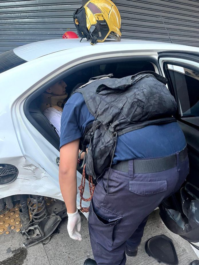 Choque y vuelco en Balvanera: hay dos personas heridas y un conductor se dio a la fuga