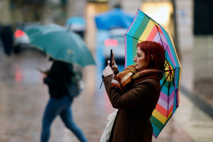 Descenso abrupto de temperatura y alerta por tormentas: así estará el tiempo este domingo en el AMBA