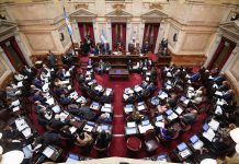 El Gobierno rechaza las críticas de la oposición e insistirá en tratar la reforma laboral en el Senado