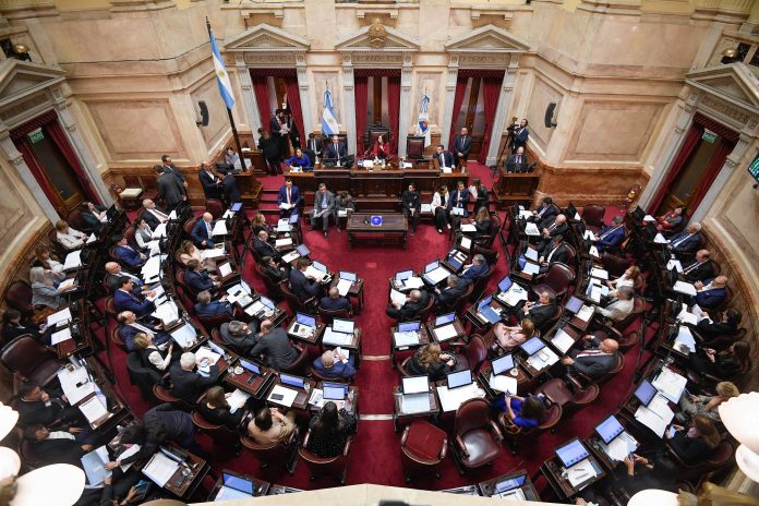 El Gobierno rechaza las críticas de la oposición e insistirá en tratar la reforma laboral en el Senado