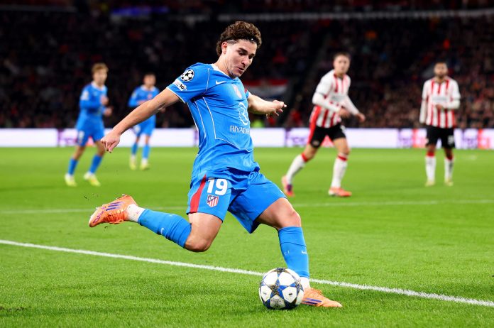 El gol de Julián Álvarez para el Atlético de Madrid tras un blooper del PSV: sus impactantes números