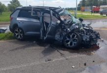 Impactante accidente en Santa Fe: un auto se incrustó contra un camión de carga y quedó destruido