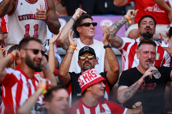 La presencia de Juan Sebastián Verón en la tribuna con los hinchas de Estudiantes en la final ante Racing tras la suspensión que recibió