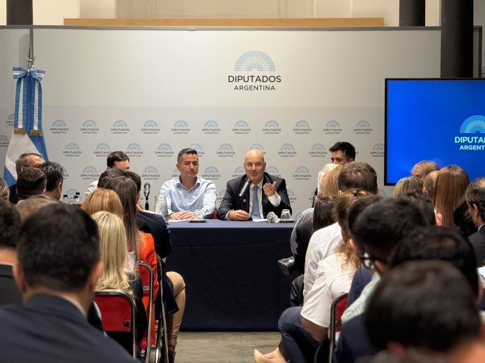 Sturzenegger se reunió con diputados libertarios, les explicó las propuestas del Consejo de Mayo y regaló pines de motosierra