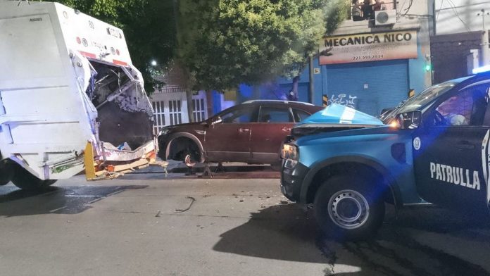 Un patrullero municipal chocó contra un camión recolector de basura en La Plata: tres empleados resultaron heridos
