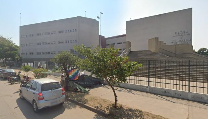 Una nena de 12 años abusada se encadenó a un edificio judicial para evitar la interrupción de su embarazo