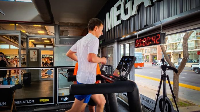 10 maratones en 10 días: la iniciativa del atleta de 50 años que va por un récord Guinness para ayudar a jóvenes que tienen el sueño olímpico