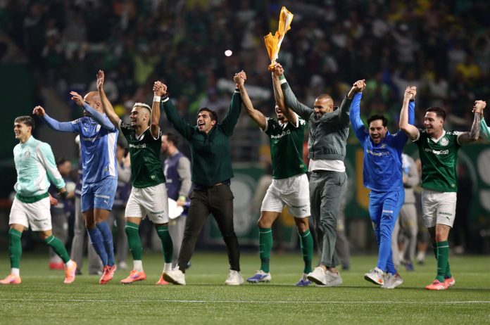 El conmovedor llanto del DT del Palmeiras en el campo de juego tras la remontada ante Liga de Quito en la Copa Libertadores