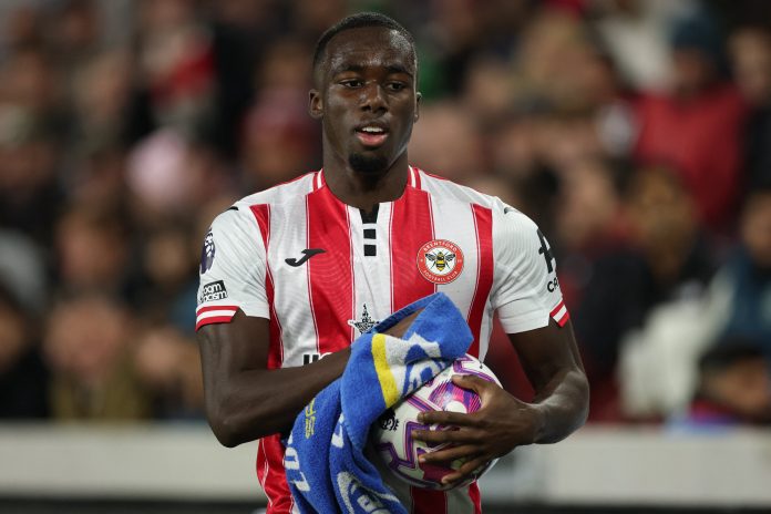 El impactante lateral de larga distancia que terminó en gol de Brentford sobre Liverpool a los 5 minutos