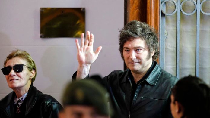 Expectativa en el búnker de La Libertad Avanza: a qué hora llegará Javier Milei y el panorama en las provincias