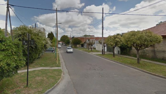 Maniataron a un matrimonio para robarles en La Plata, no tenían dinero y se llevaron hasta las zapatillas