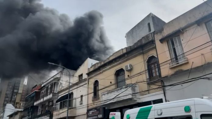 Parque Patricios: evacuaron dos escuelas y un edificio por el incendio de un taller mecánico