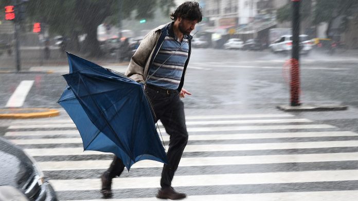 Rige una alerta naranja por tormentas en el AMBA y se espera otro día de intensa caída de agua en otras provincias