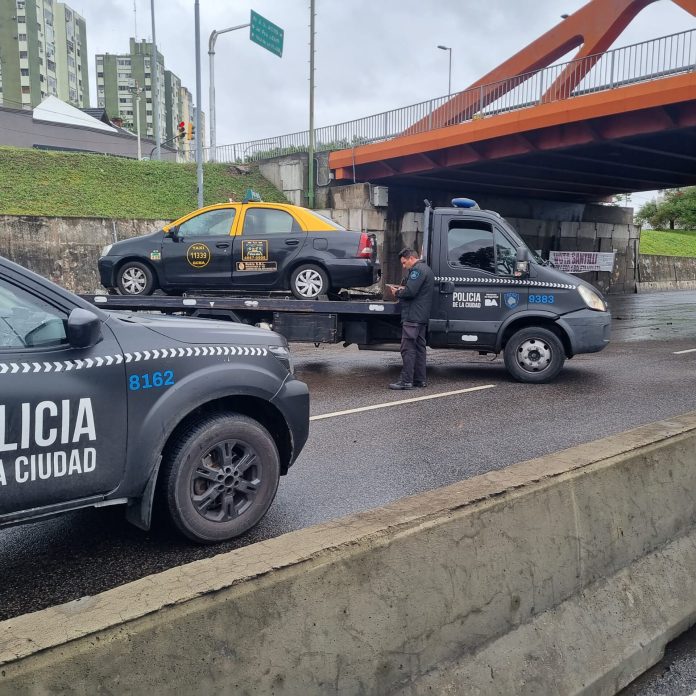 Tormenta trágica en el AMBA: murió un taxista que había quedado varado en la avenida General Paz