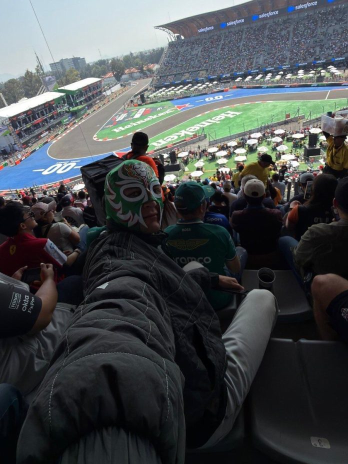Un piloto de la Fórmula 1 se puso una máscara y se infiltró entre el público para ver la práctica del Gran Premio de México