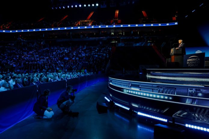 A qué hora habla hoy Javier Milei en el America Business Forum y cómo verlo en vivo