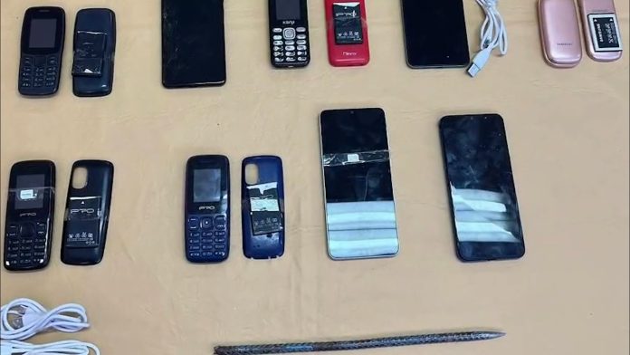 Desbarataron un call center de estafas y extorsiones que operaba desde una cárcel de Córdoba