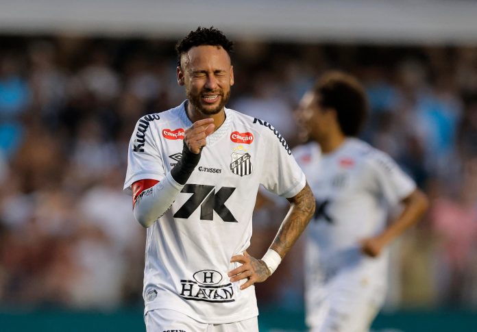 El amague nunca antes visto de Neymar en un tiro libre que recorre el mundo