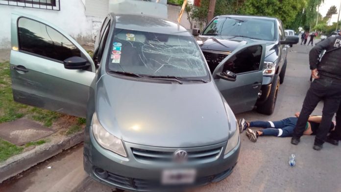 El impactante final de una persecución a dos delincuentes que circulaban en un auto robado