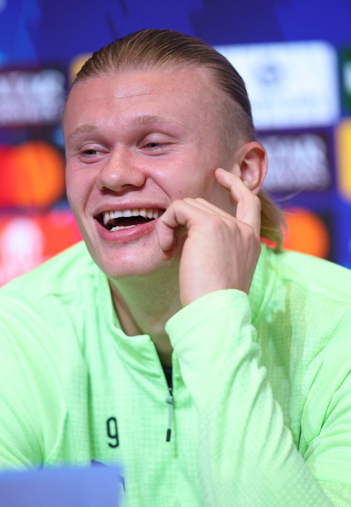 La reacción de Erling Haaland después de que le preguntaran por la comparación con Lionel Messi y Cristiano Ronaldo