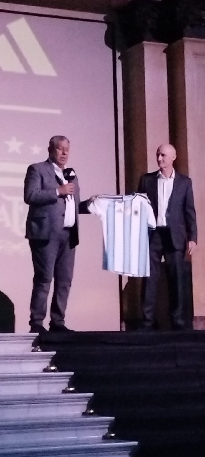Las reliquias de Messi, el “menú de campeones” y el gesto de Riquelme: las perlitas de la presentación de la camiseta de la Selección