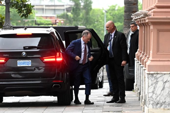 Milei recibe al nuevo embajador de los Estados Unidos, Peter Lamelas, antes de viajar a Miami y Nueva York