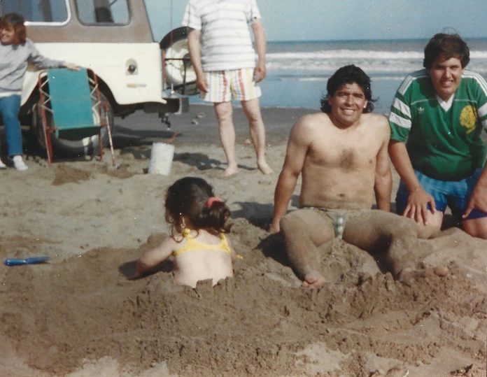 Recuerdos de aquellos veranos mágicos de Maradona en la playa Marisol: “Siempre le pedía a mi abuela que le hiciera alitas de pollo”