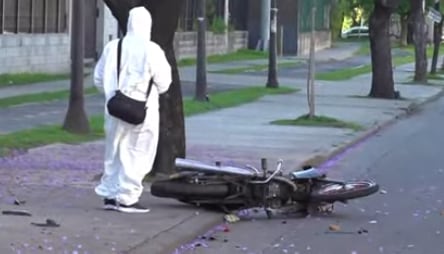 Tragedia en el barrio porteño de Barracas: un motociclista de 19 años chocó contra un árbol y murió en el acto