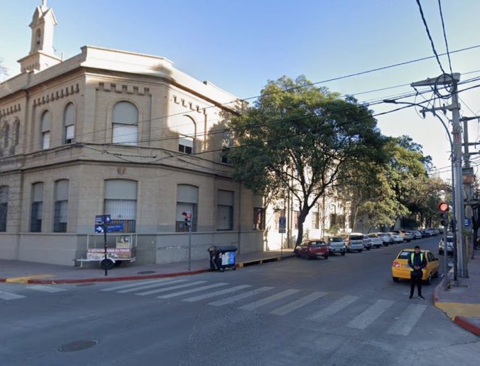 Un hombre de 60 años trabajaba limpiando un techo en Córdoba, perdió el equilibrio y murió