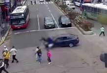 Video: manejaba en ojotas, perdió el control de su auto y atropelló a tres mujeres que cruzaban la calle