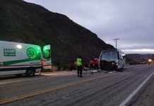 Impactante choque fatal en Jujuy entre un colectivo y un camión: un muerto y 22 heridos