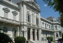 Una joven denunció que su ex novio la obligó a prostituirse por más de dos años y ahora la acosa desde el penal