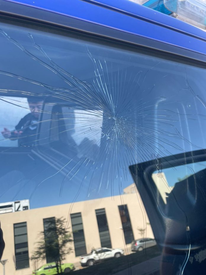 Video: un limpiavidrios protagonizó una pelea callejera y rompió un patrullero cuando se lo llevaban detenido